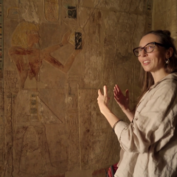 L'égyptologue Anastasiia Stupko-Lubczynska devant une représentation d'Hatchepsout sur le mur d'un sanctuaire. ("Les femmes pharaons, au pouvoir dans l’Égypte ancienne", Christiane Streckfuss, 2026)