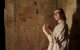 L'égyptologue Anastasiia Stupko-Lubczynska devant une représentation d'Hatchepsout sur le mur d'un sanctuaire. ("Les femmes pharaons, au pouvoir dans l’Égypte ancienne", Christiane Streckfuss, 2026)