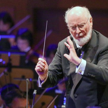 John Williams dirige l'une de ses oeuvres au Walt Disney Concert Hall de Los Angeles en 2014.