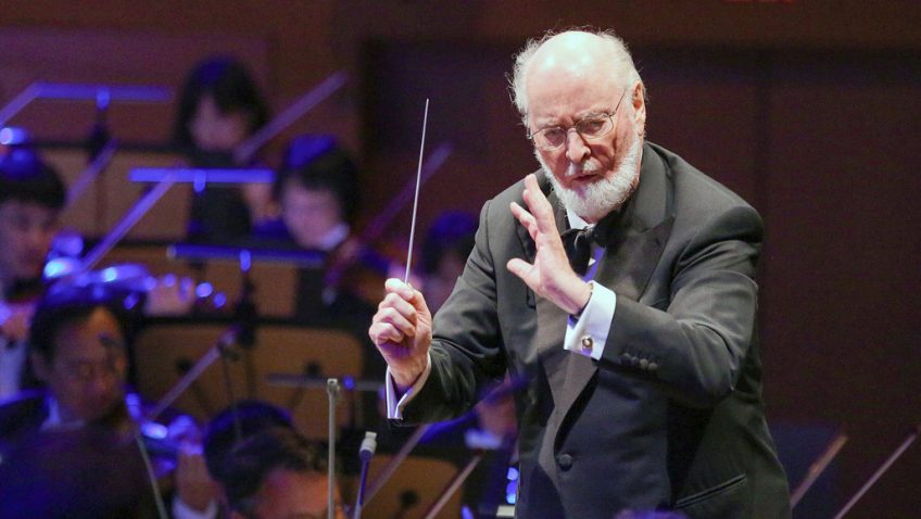John Williams dirige l'une de ses oeuvres au Walt Disney Concert Hall de Los Angeles en 2014.